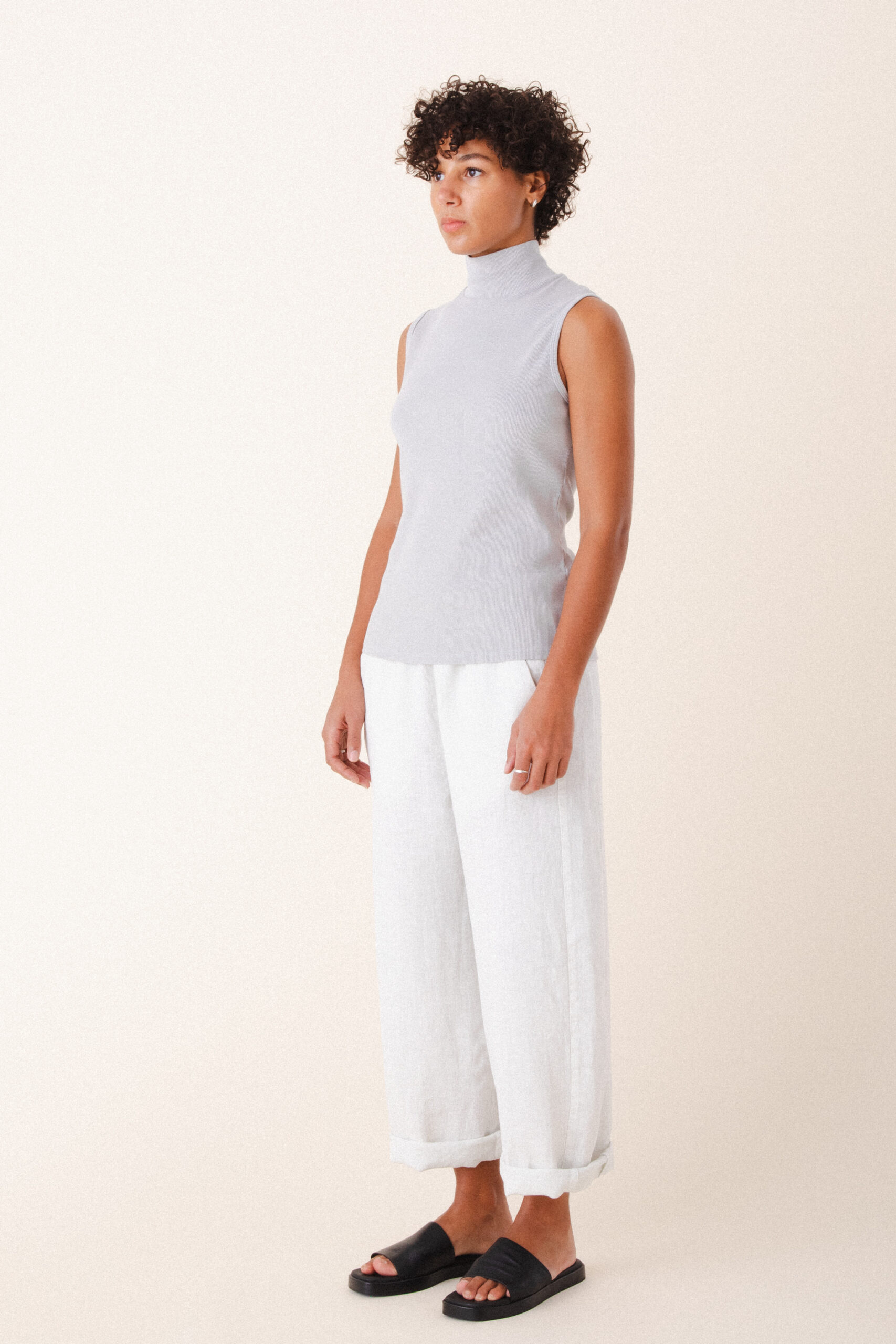 1312_SleevelessMockneck_airstream_1500_LinenUna_white-040